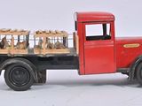 un camion rouge en plastique avec plein de poulets à l'arrière