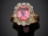 une bague en tourmaline rose et diamant