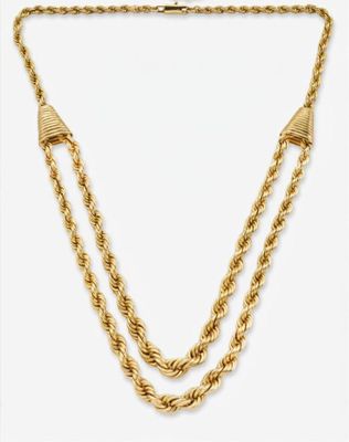 un collier en or composé de deux brins tressés sur fond blanc