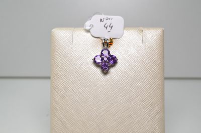 pendentif en forme de cœur en cristal violet, monté sur une chaîne en or et orné d'une petite étiquette