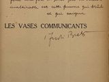 un vieux livre sur lequel figure un message écrit à la main, posé sur une table