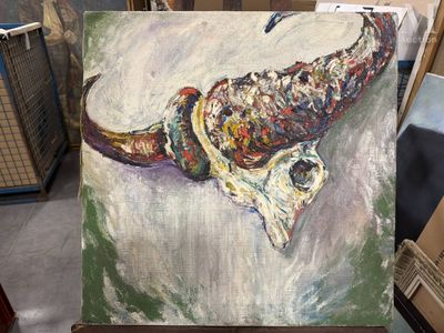 un tableau représentant un éléphant posé sur un chevalet dans une pièce