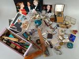 une pile d'objets assortis sur une table