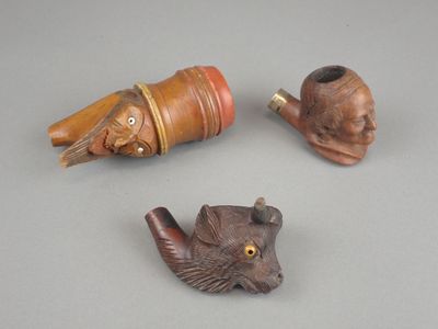 trois objets différents posés sur une table