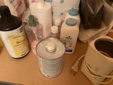 tout un tas de produits d'entretien posés sur un plan de travail