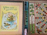 deux livres posés sur une table
