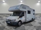 une photo d'un camping-car garé dans une pièce