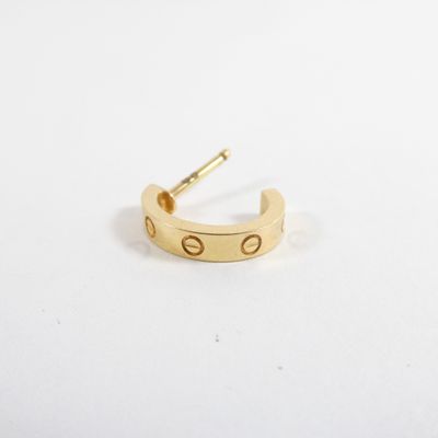 un gros plan d'une bague en or percée d'un petit trou
