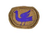 un oiseau bleu sur une assiette dorée, sur fond blanc