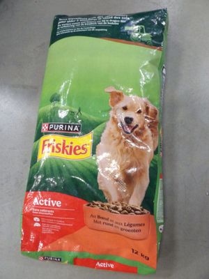 un sac de croquettes posé sur une table