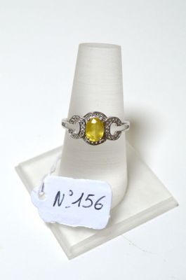 une image d'une bague sertie d'une citrine et de diamants