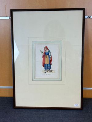 une image représentant un portrait encadré d'une femme en robe rouge