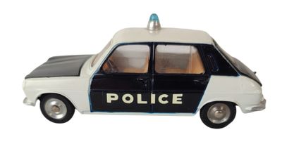 une petite voiture de police posée sur une surface blanche