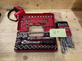 une boîte à outils rouge contenant de nombreux outils
