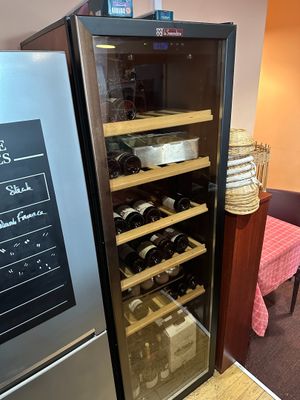 une cave à vin contenant de nombreuses bouteilles de vin