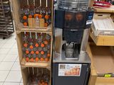 un présentoir d'oranges et de jus de fruits dans un magasin