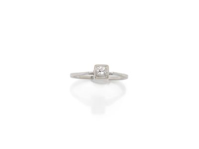 une bague sertie d'un seul diamant, signée Cartier