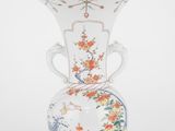 un vase blanc orné d'un motif floral