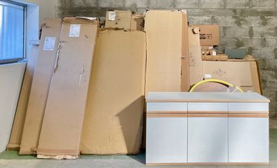 beaucoup de cartons et une télévision dans une pièce