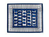 assiette carrée bleue et blanche, parsemée de petits points bleus