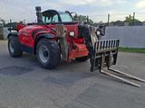 un tracteur rouge garé sur un parking