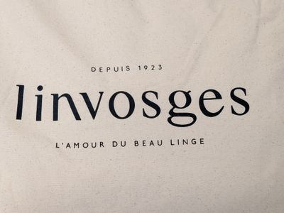 un gros plan sur un sac blanc orné d'un logo