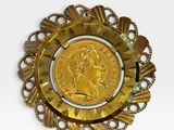 gros plan d'une pièce d'or sur une surface blanche