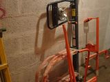 une pièce avec une échelle, une échelle, une échelle et une borne d'incendie