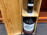 deux bouteilles de vin dans un coffret en bois