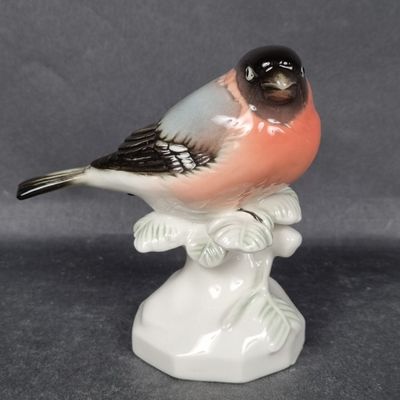 Bouvreuil sur une branche, sujet en porcelaine polychrome, s…