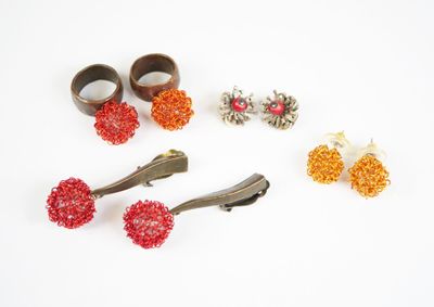 Plusieurs bijoux sont disposés sur une surface blanche