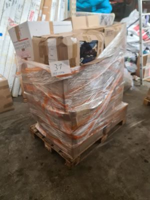 Palette d’environ 150 kg – Vêtements crème contemporaine fem…