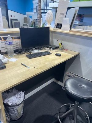 un bureau sur lequel se trouve un ordinateur, dans un bureau