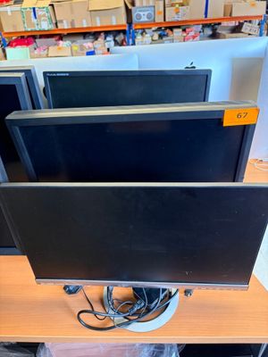 deux écrans d'ordinateur posés sur un bureau dans un magasin