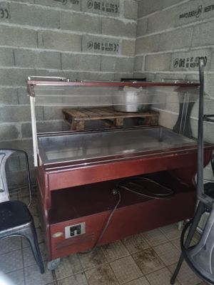une table avec un plateau en verre et une étagère en métal