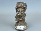 une photo d'une petite statue représentant un homme, sur laquelle est apposé un badge nominatif
