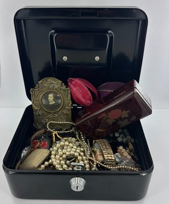 une valise noire contenant de nombreux bijoux