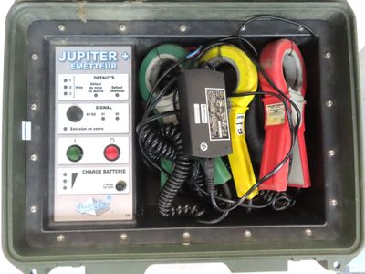 une boîte contenant tout un tas de matériel électrique