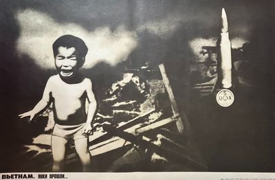 une image représentant une photo en noir et blanc d'un jeune garçon avec une fusée en arrière-plan