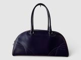 un sac à main en cuir noir sur fond blanc