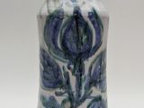 un vase bleu et blanc posé sur une surface blanche