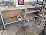 un micro-ondes posé sur un établi dans un garage