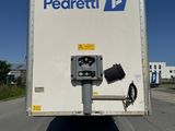 une camionnette blanche équipée d'un parcmètre à l'arrière