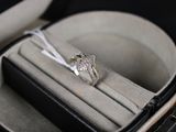une bague dans un écrin entouré d'un ruban