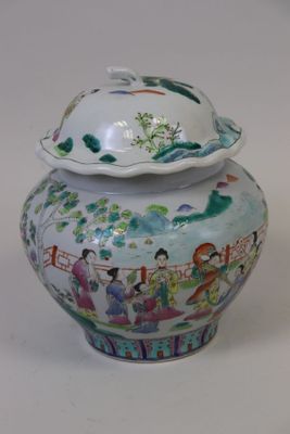 Pot couvert en forme de fruit, en porcelaine à décor de jeux…