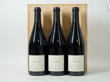 trois bouteilles de vin dans un coffret en bois sur fond blanc
