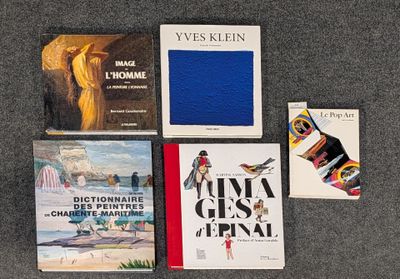 Plusieurs livres sont disposés sur une surface recouverte de moquette