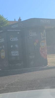 un homme qui se tient devant un Pizza Hut