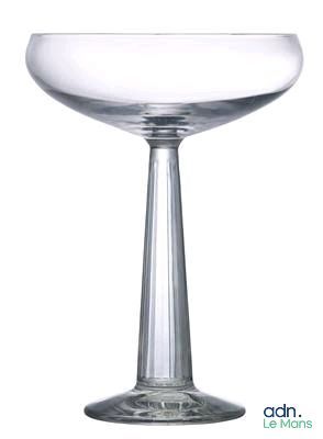 un saladier en verre posé sur une table