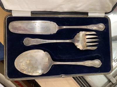 un service d'argenterie dans un coffret comprenant une fourchette, une cuillère et une cuillère